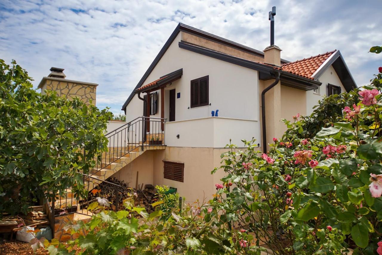 Kaprije Apartmani Tina I Ena Ngoại thất bức ảnh