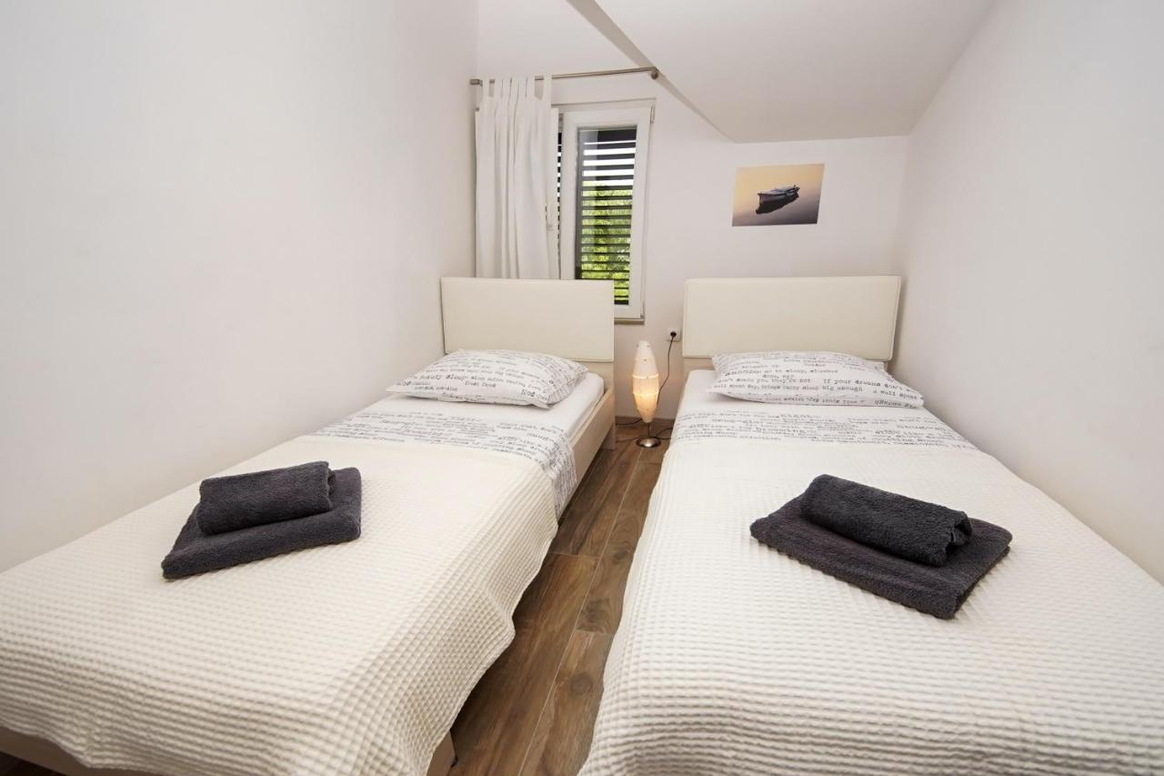 Kaprije Apartmani Tina I Ena Ngoại thất bức ảnh
