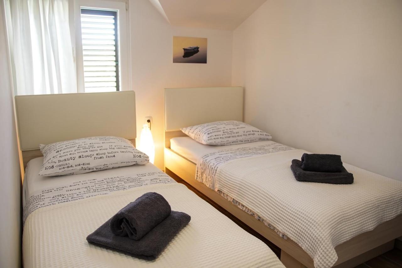 Kaprije Apartmani Tina I Ena Ngoại thất bức ảnh